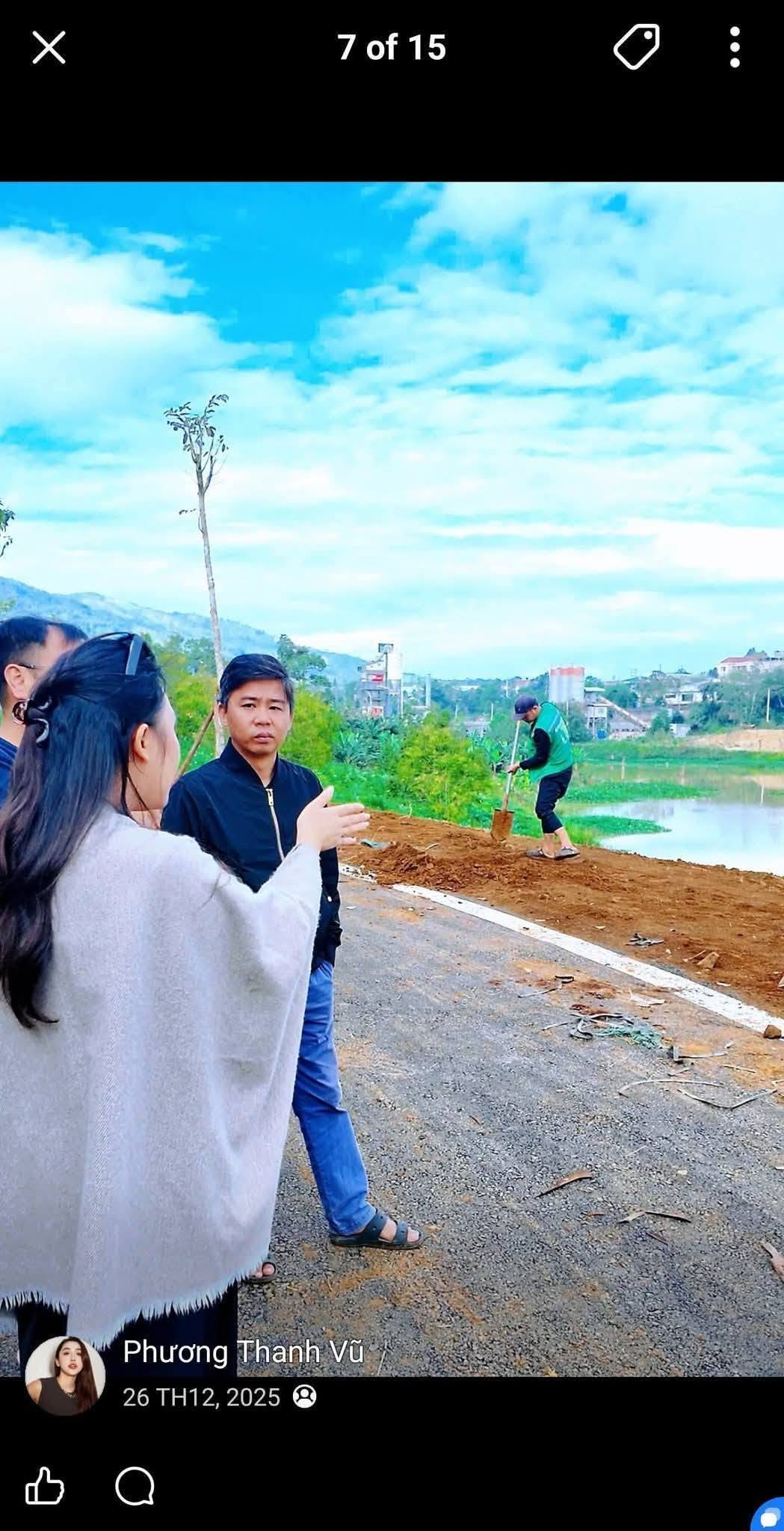 Hình ảnh chị X cùng chủ cty VKP Vĩnh Kỳ đang bàn về khu đất
